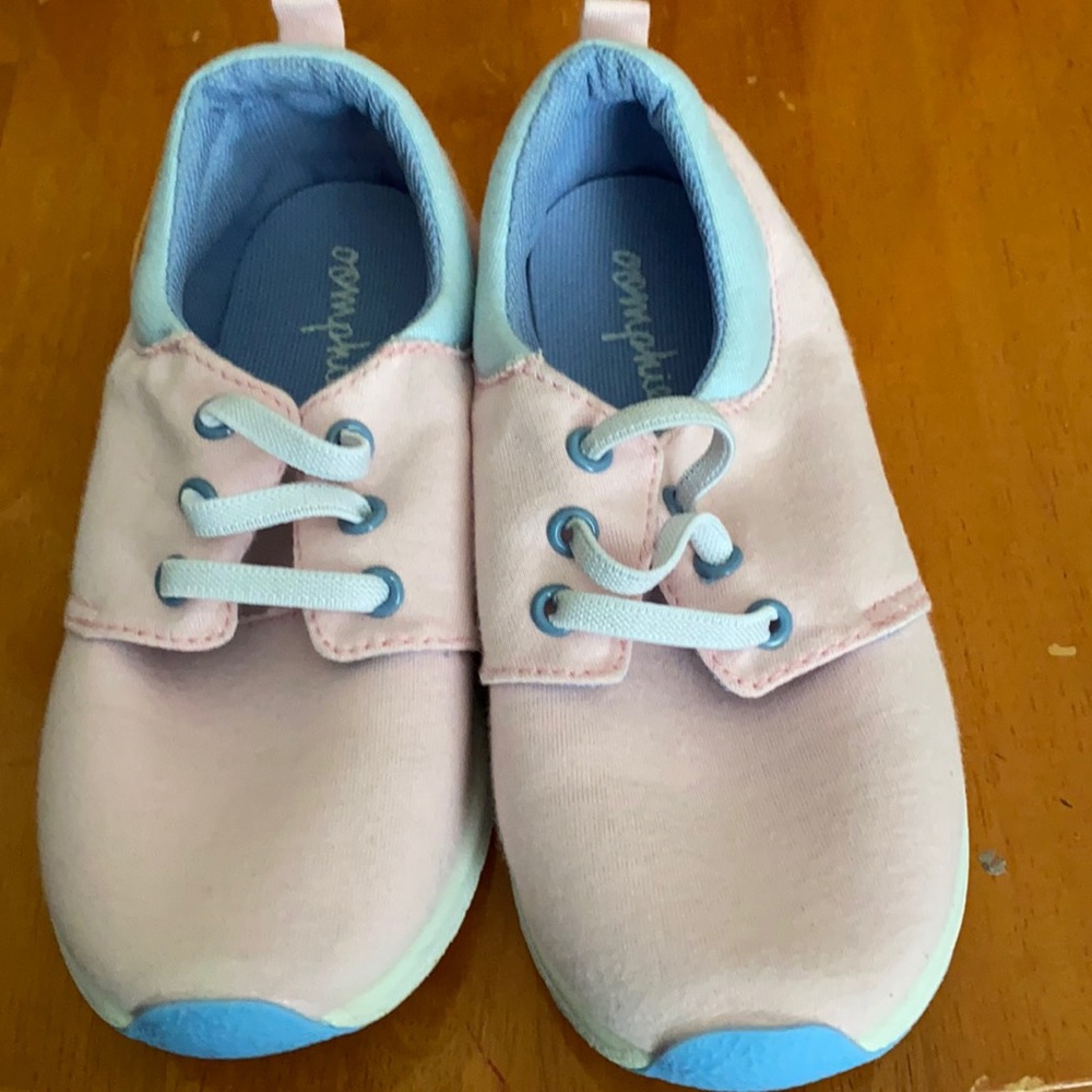 Girls pink shoes